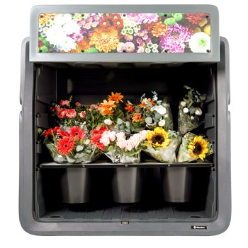 Vorderansicht eines Nova&trade; Forecourtst&auml;nder mit Blumen darin